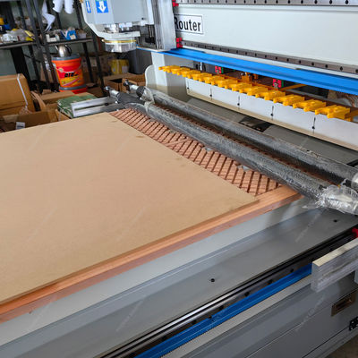 PK1325 2500mm Y 축 이동 및 1700KG 무게와 무거운 목재 작업 CNC 라우터